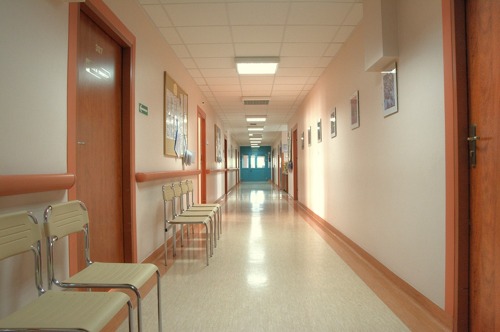 Kétszáz órát dolgoztak, mégis alig több mint 100 ezer forint az ápolók fizetése a János kórház Covid-osztályán