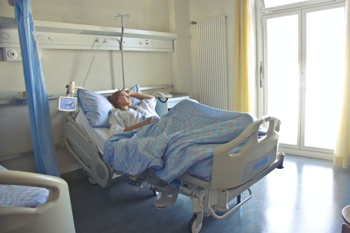 Szűkszavú levélben rendelte el Kásler a kórházi ágyak kiürítését