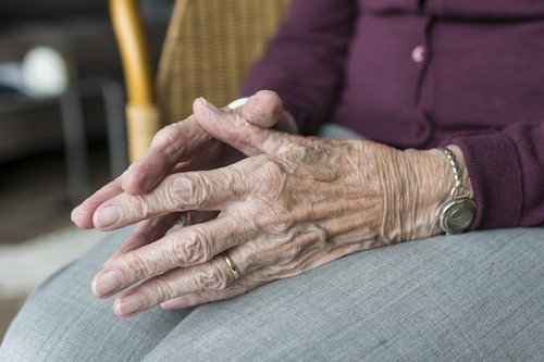 A fővárosi fenntartású Pesti úti idősotthon egyik dolgozója terjesztette a halálos vírust