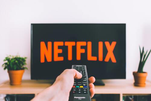 Pénzalappal segíti a Netflix a járvány miatt bajba jutott brit színházi dolgozókat