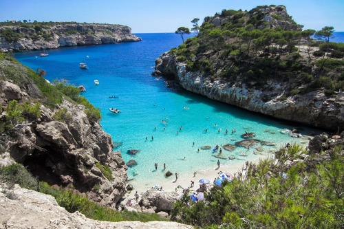 Megnyitnak a strandok Mallorcán, Ibizán, a Kanári-szigeteken
