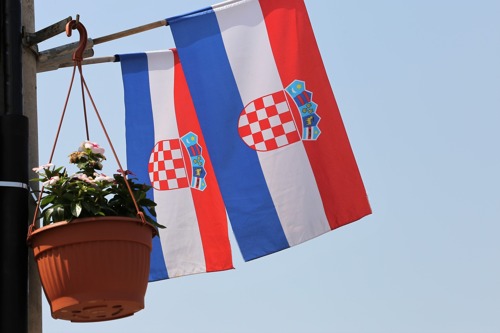 Horvátországban feloldották a vasárnapi boltzárat, Szlovéniában megnyílnak az iskolák