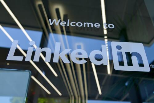 A LinkedIn 960 embert rúg ki a koronavírus miatt