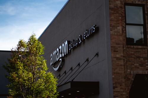 Az Amazon távolságtartási figyelmeztetőrendszereket szerel a raktáraiba a koronavírus miatt