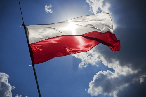 Lengyelországban tovább enyhítenek a korlátozásokon