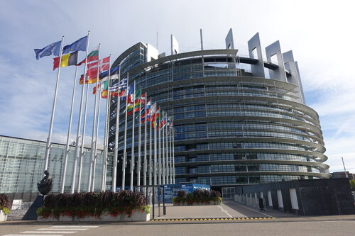 2 ezer milliárd eurós mentőcsomagot sürget az EP
