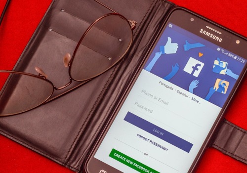 Már két embert is elvittek a rendőrök Facebook-poszt miatt a rémhírterjesztési törvényre hivatkozva
