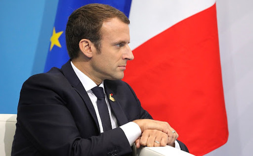 Megalázó helyzetbe került Macron, párizsi ápolónők szembesítették a valósággal, az elnök kínosan magyarázkodni kezdett