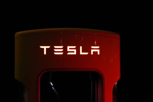 Árt a bizniszének a járvány, ezért Elon Musk a korlátozások feloldását kezdte követelni