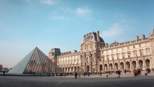 Újranyit a Louvre