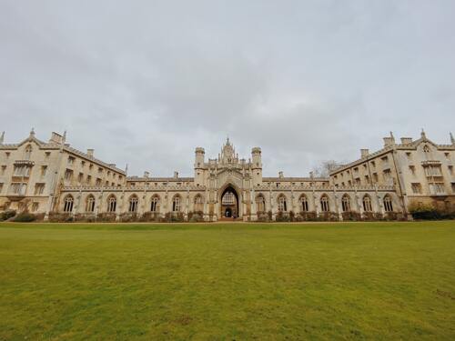 2021 nyaráig marad a digitális oktatás a Cambridge Egyetemen