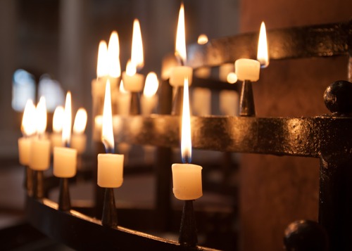 Három egyházmegye is engedélyezte hétfőtől a templomi miséket