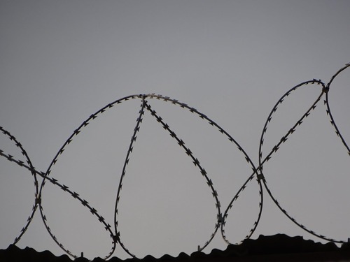 Börtönbe megy a családapa, aki összeesküvés-elmélet miatt gyújtogatott