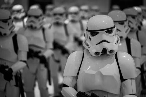 Elhalasztják a Star Wars-filmek és a Mulan premierjét is