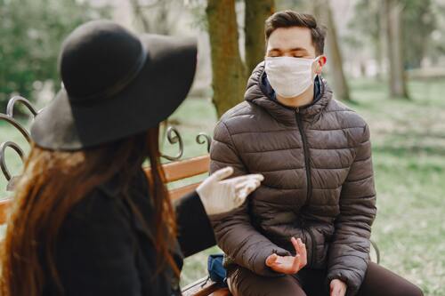 Koronavírus: ételt, italt, maszkot osztanak az önkormányzatok