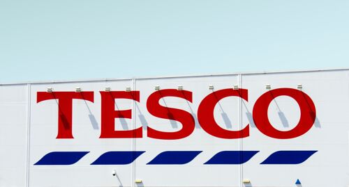 A járványhelyzetre tekintettel decemberre bónuszt fizet dolgozóinak a Tesco