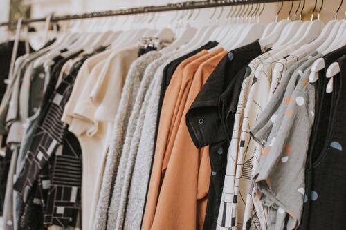 Az üzletek nagy része zárva volt, felére esett a H&M bevétele