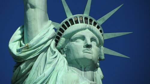 Koronavírus - New Yorkban bezártak a tábori kórházak, több városban légi parádéval tisztelegtek az egészségügynek