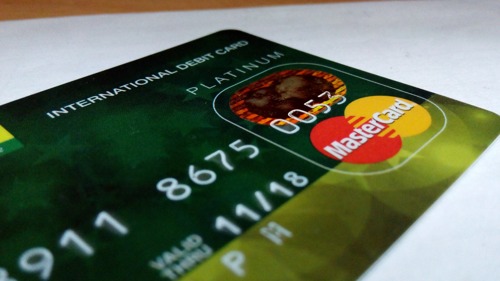 A magyarok 39 százaléka a járvány miatt bankolt először online